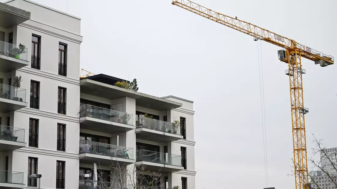Wenig Wohnraum, hohe Mieten: Beim stockenden Wohnungsbau ist Besserung in Sicht (Archivbild) - Bild: Michael Brandt/dpa