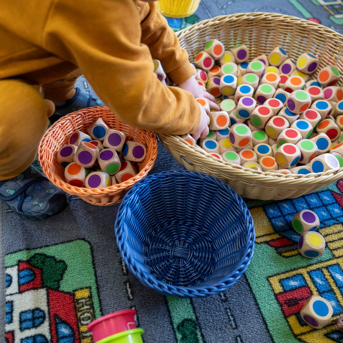 In den Kitas sind ausreichend viele und gut qualifiziert Fachkräfte von zentraler Bedeutung. (Archivbild) - Foto: Marijan Murat/dpa