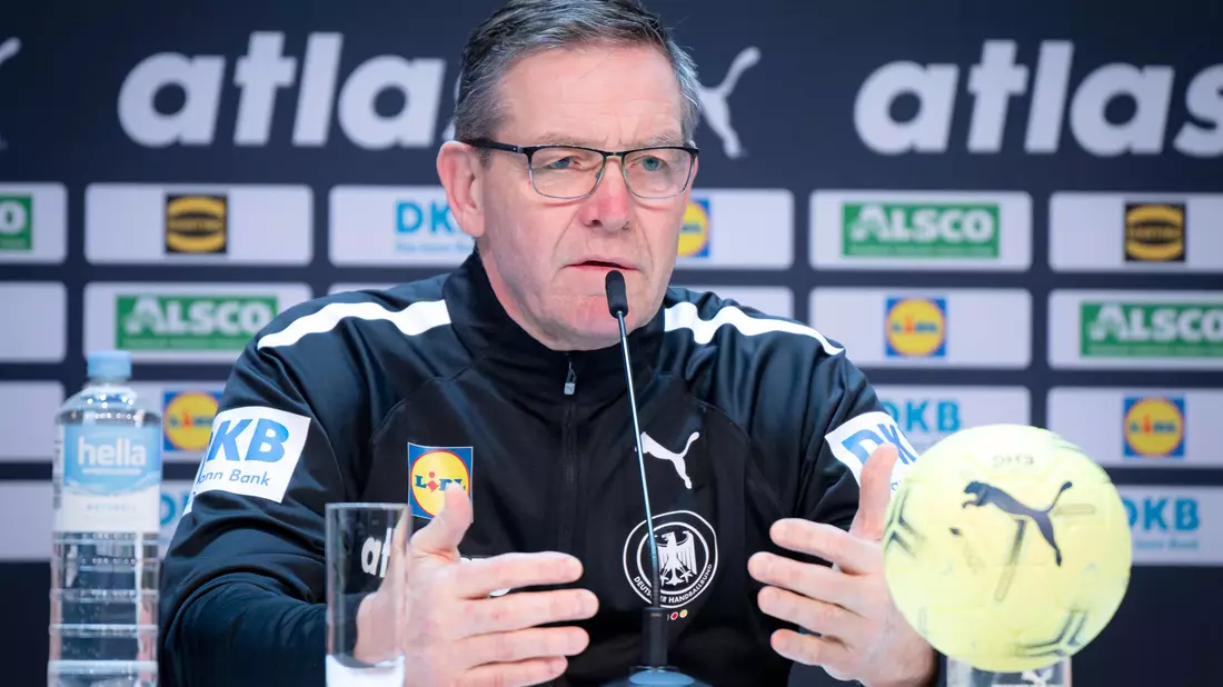 Auf die deutschen Handballer um Bundestrainer Alfred Gislason wartet gegen Frankreich ein Endspiel ums EM-Halbfinale.  - Bild: Sina Schuldt/dpa