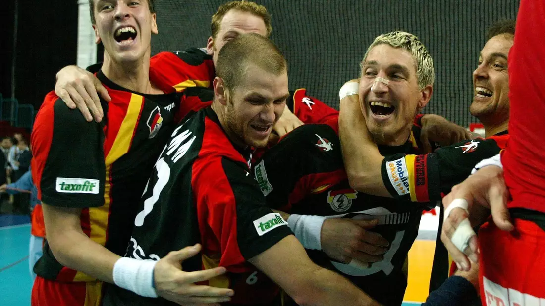 2003 durften die DHB-Spieler um Stefan Kretzschmar (r) den Halbfinalsieg gegen Frankreich bejubeln. (Archivbild) - Bild: Lusa Antonio Cotrim/epa/dpa