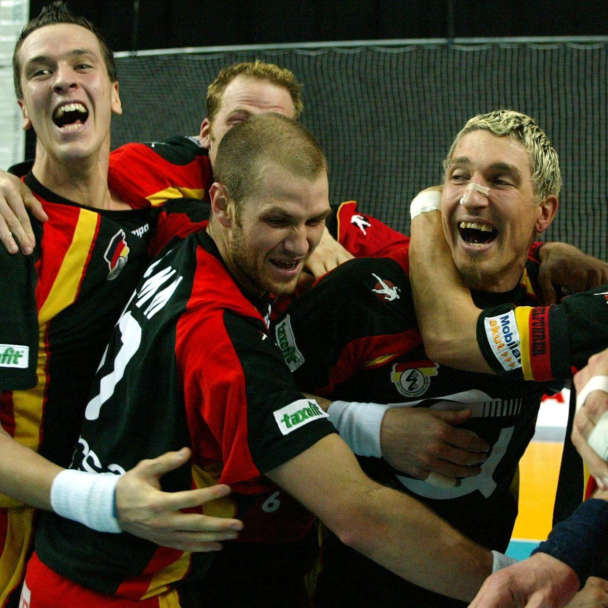 2003 durften die DHB-Spieler um Stefan Kretzschmar (r) den Halbfinalsieg gegen Frankreich bejubeln. (Archivbild) - Foto: Lusa Antonio Cotrim/epa/dpa