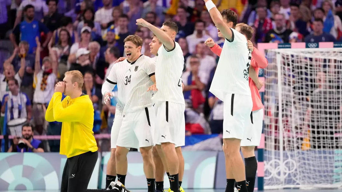 Bei den Olympischen Spielen 2024 feierten Deutschlands Handballer nach dem «Wunder von Lille». (Archivbild) - Bild: Brian Inganga/AP/dpa