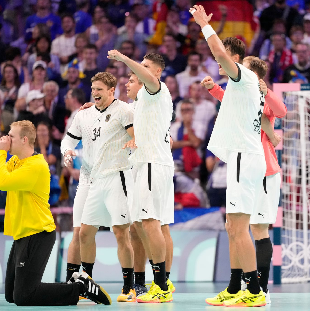 Bei den Olympischen Spielen 2024 feierten Deutschlands Handballer nach dem «Wunder von Lille». (Archivbild) - Foto: Brian Inganga/AP/dpa