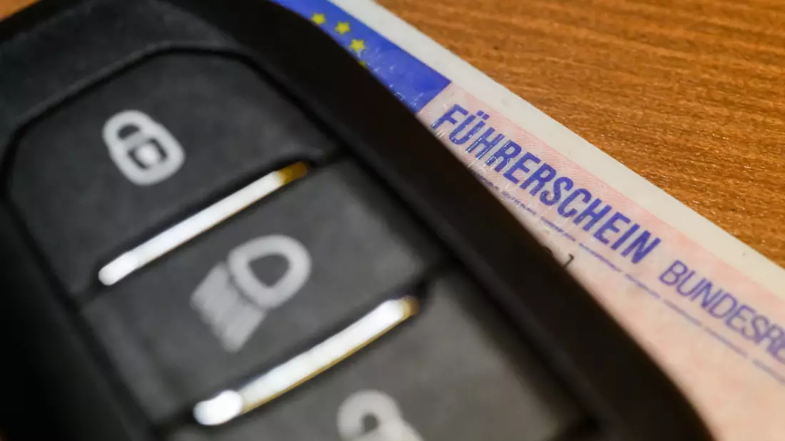 Sollten Fahrschüler bereits während der Ausbildung mit den Eltern fahren dürfen? (Symbolbild) - Bild: Robert Michael/dpa