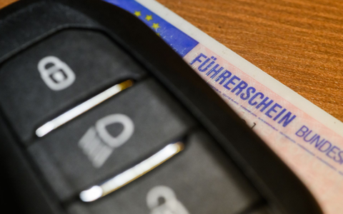 Sollten Fahrschüler bereits während der Ausbildung mit den Eltern fahren dürfen? (Symbolbild) - Foto: Robert Michael/dpa