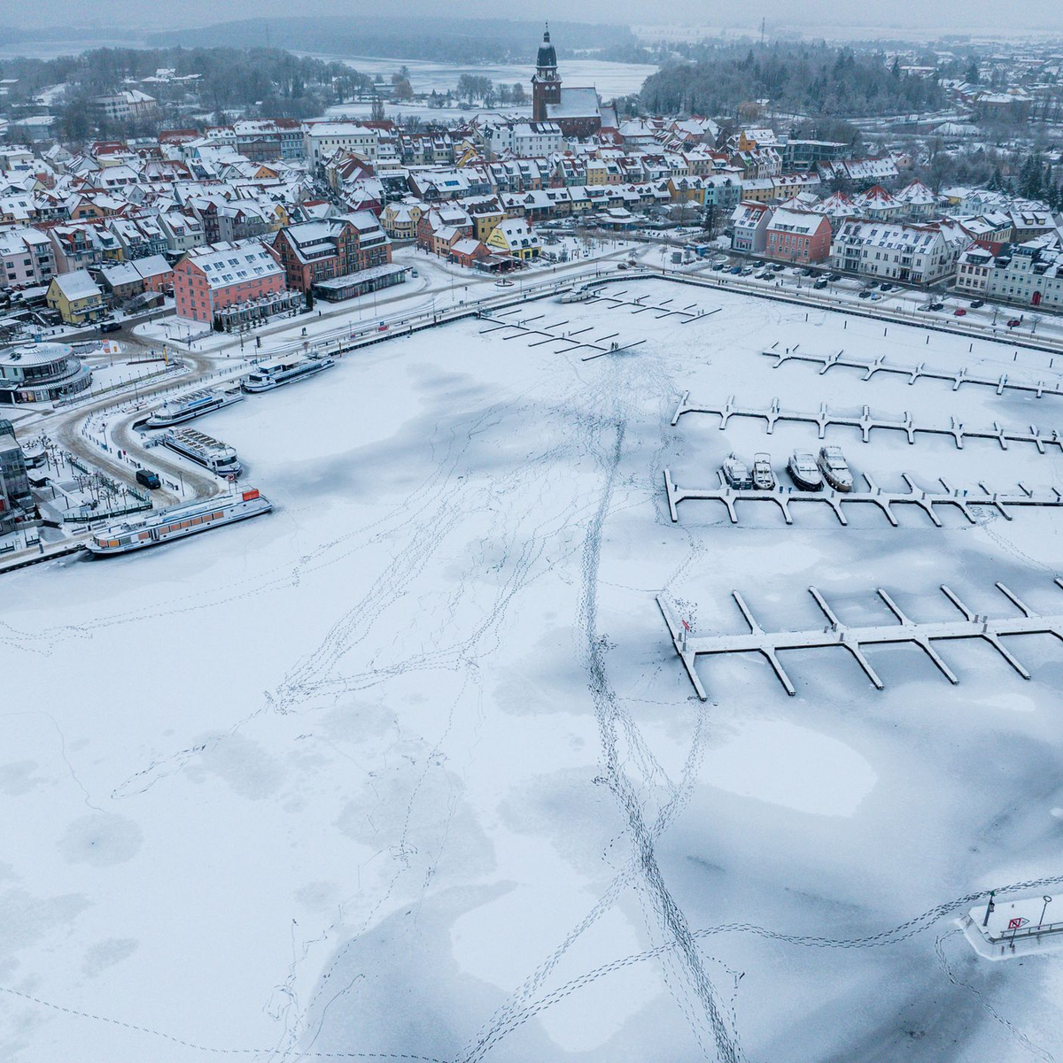 In Mecklenburg-Vorpommern führten die winterlichen Temperaturen zu einem seltenen Naturschauspiel. - Foto: Jens Büttner/dpa
