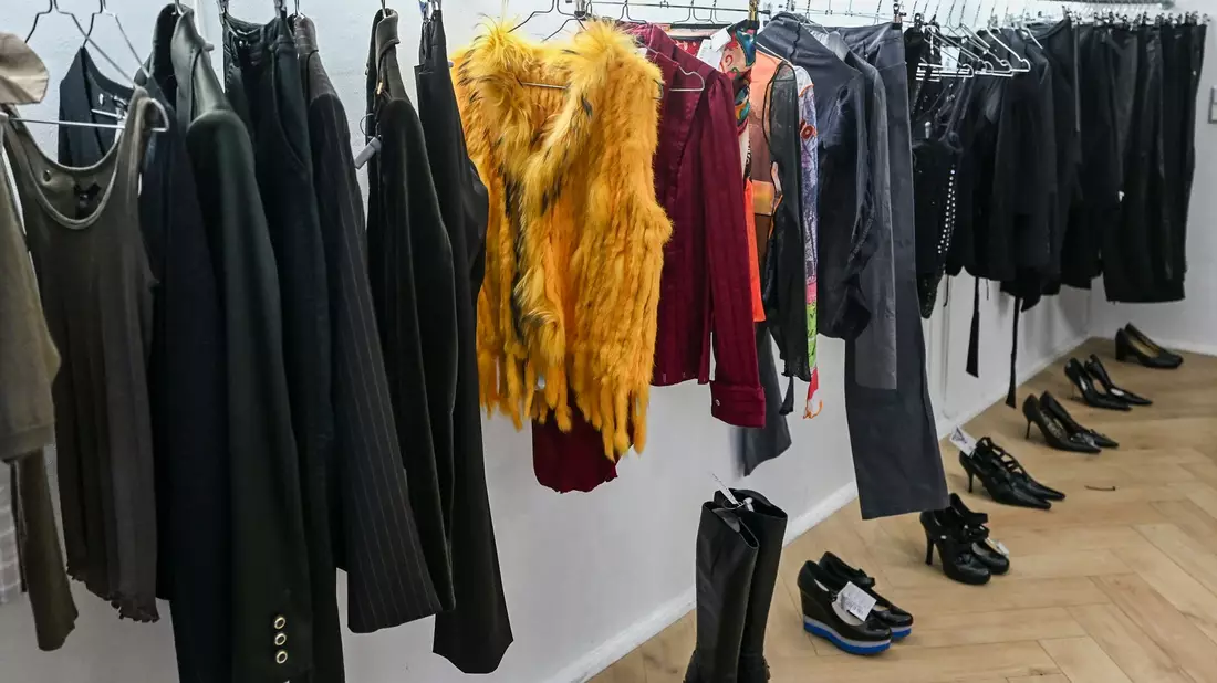 Pelze im modernen Look sind in Second-Hand-Läden zu finden.  - Bild: Jens Kalaene/dpa