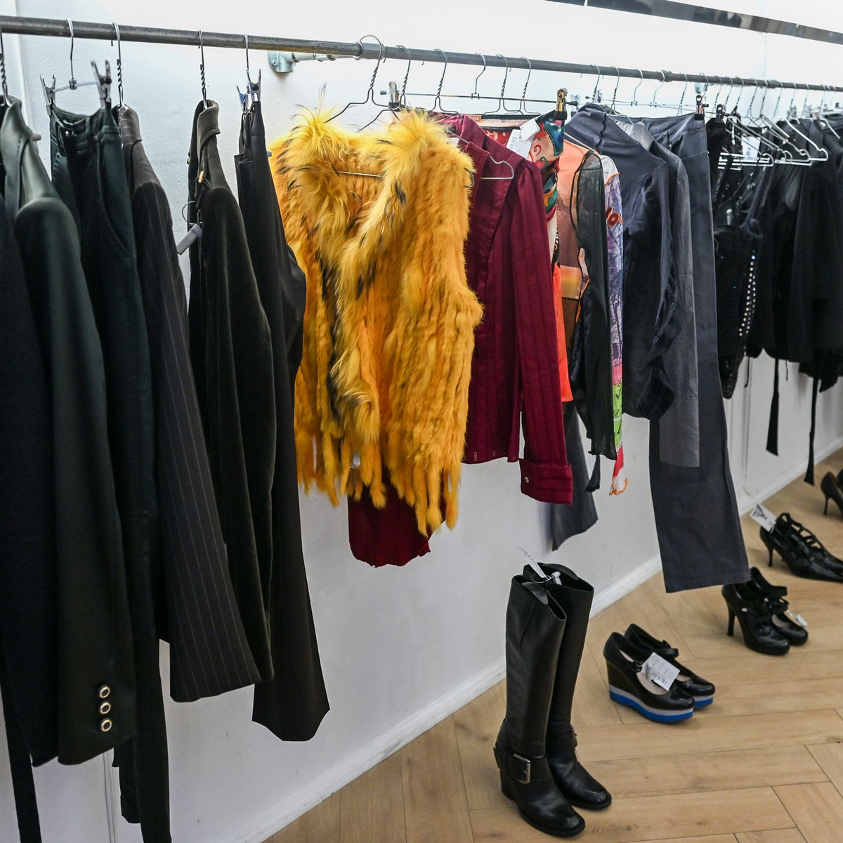 Pelze im modernen Look sind in Second-Hand-Läden zu finden.  - Foto: Jens Kalaene/dpa