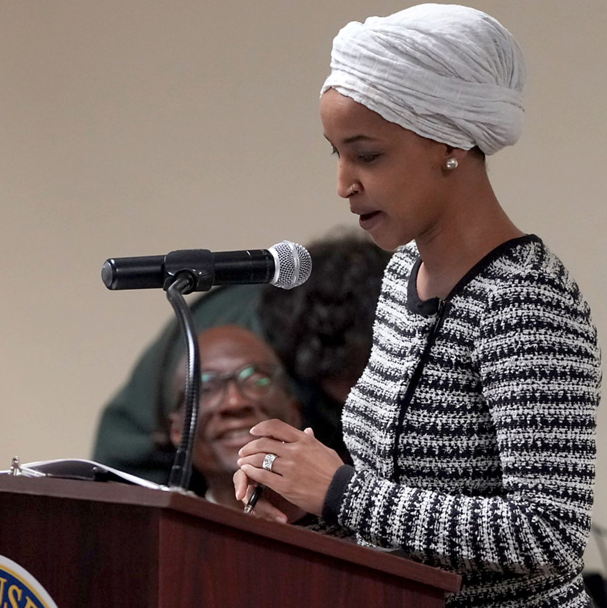 US-Präsident Donald Trump greift die linke Abgeordnete verbal immer wieder heftig an. - Foto: Richard Tsong-Taatarii/Star Tribune via AP/dpa