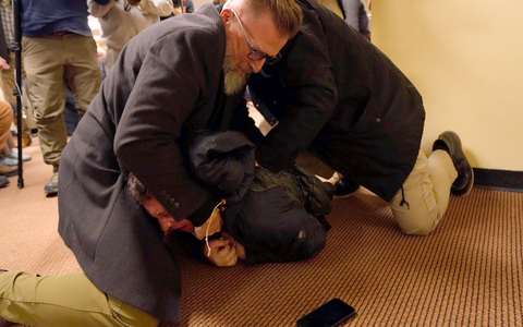 Sicherheitskräfte brachten den Angreifer schnell unter Kontrolle. - Foto: Richard Tsong-Taatarii/Star Tribune via AP/dpa
