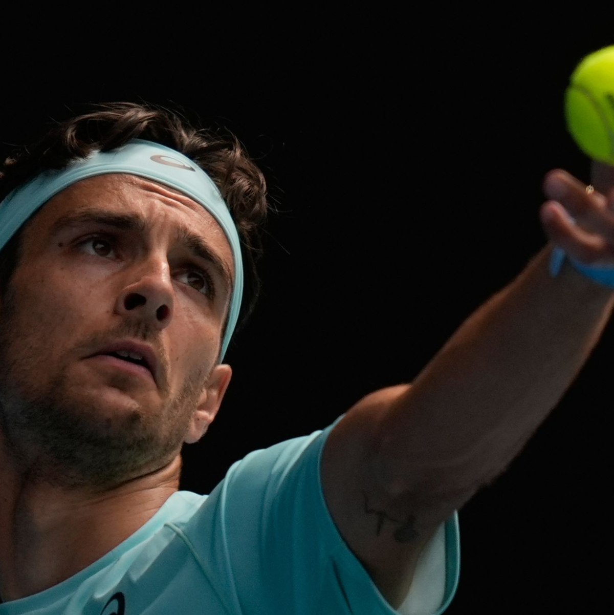 Lorenzo Musetti wurde gegen Novak Djokovic von einer Verletzung gestoppt. - Foto: Asanka Brendon Ratnayake/AP/dpa