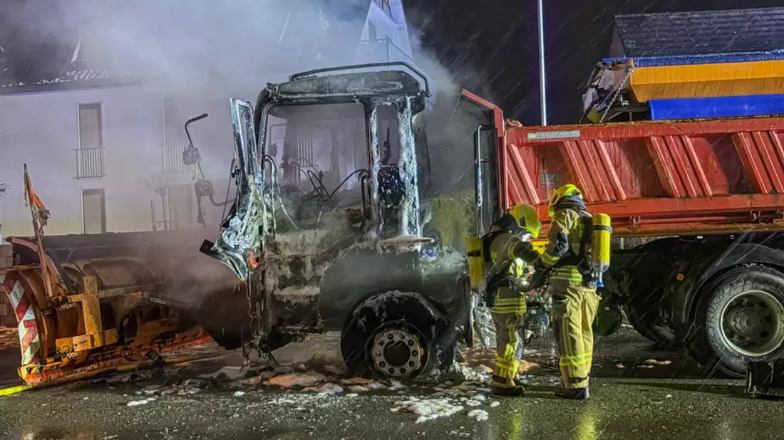 FW-DT: Brennendes Räum- / Streufahrzeug auf der Bielefelder Straße - Bild: presseportal.de
