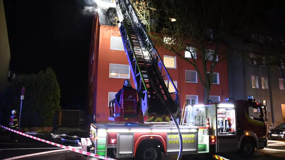 FW-DO: Wohnungsbrand in Huckarde - Flammen schlagen aus dem Fenster und greifen auf Fassade und Dach über - Bild: presseportal.de