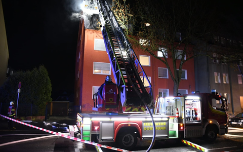 FW-DO: Wohnungsbrand in Huckarde - Flammen schlagen aus dem Fenster und greifen auf Fassade und Dach über - Foto: presseportal.de