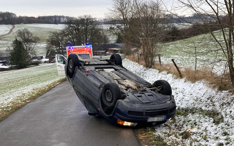 POL-GM: Bei Alleinunfall mit Auto überschlagen - Foto: presseportal.de