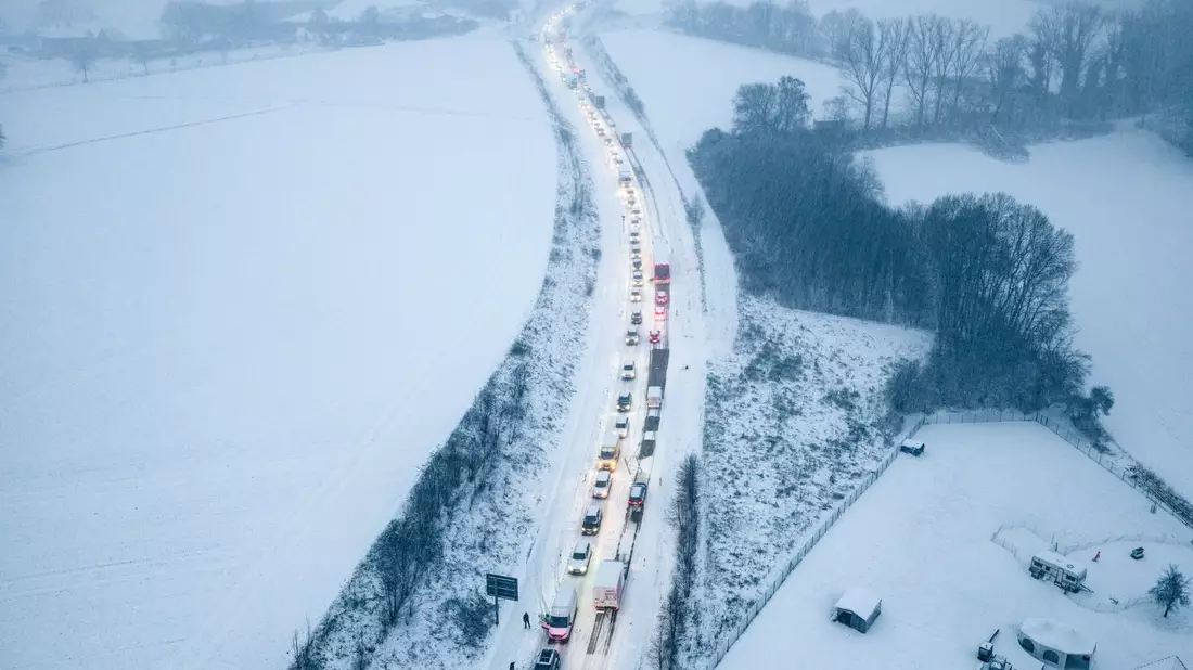 Über den Tag fällt laut dem DWD zunächst Regen im Westen, Südwesten und in Teilen der Mitte.  - Bild: Christoph Reichwein/dpa