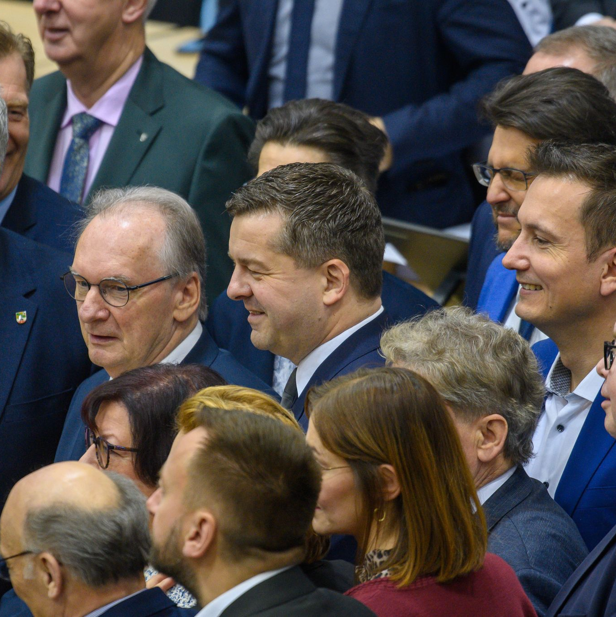 Reiner Haseloff und Sven Schulze umringt von Parlamentariern.  - Foto: Klaus-Dietmar Gabbert/dpa