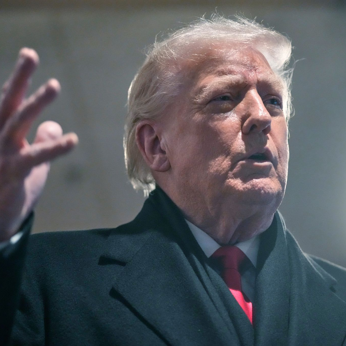 «Wir werden ein wenig deeskalieren», sagte US-Präsident Donald Trump. - Foto: Mark Schiefelbein/AP/dpa