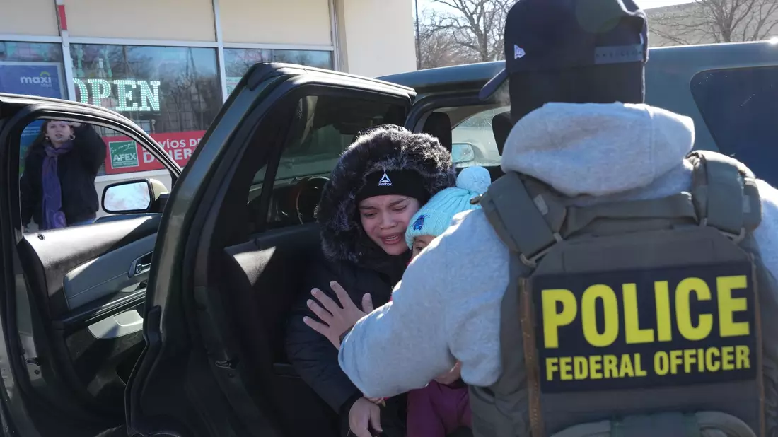 Razzien sollen helfen, Trumps rigorose Abschiebepolitik durchzusetzen. - Bild: Adam Gray/FR172090 AP/AP/dpa