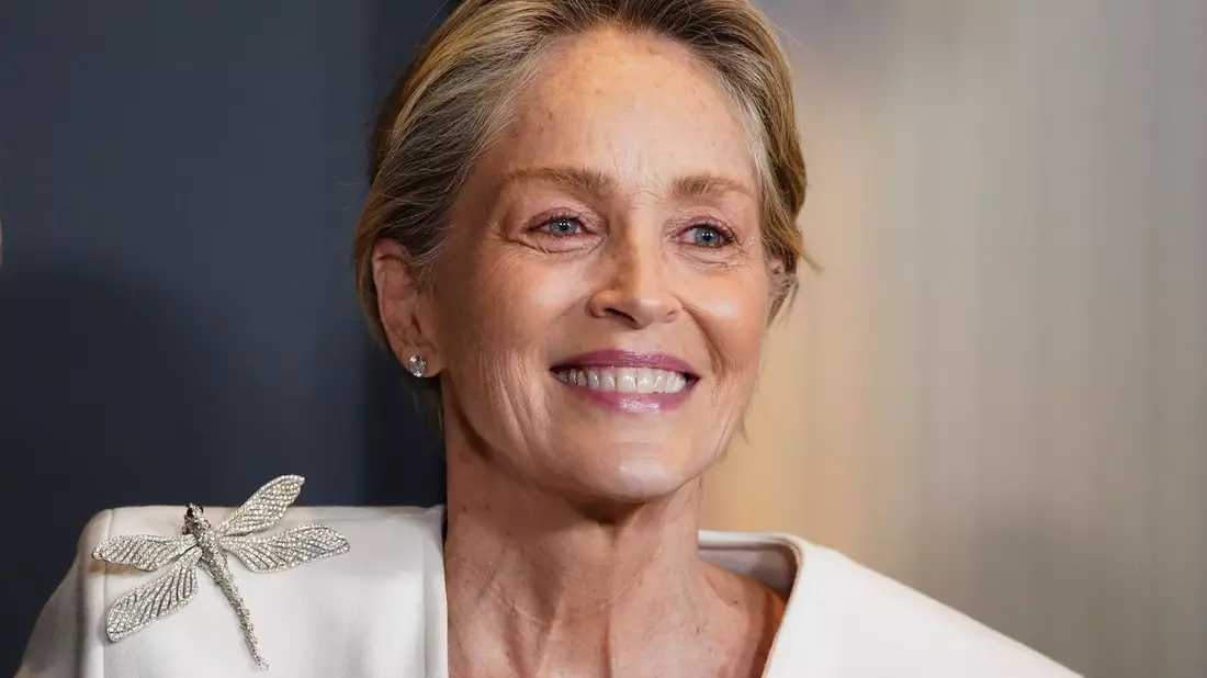 US-Filmstar Sharon Stone («Basic Instinct») begleitet den österreichischen Süßwaren-Unternehmer Karl Guschlbauer zum Wiener Opernball. - Bild: Jordan Strauss/Invision via AP/dpa
