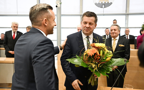 Sven Schulze bekommt Glückwünsche und einen Blumenstrauß vom AfD-Spitzenkandidaten Ulrich Siegmund.  - Foto: Hendrik Schmidt/dpa