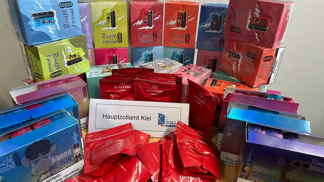 HZA-KI: Zoll stellt illegale Vapes und Wasserpfeifentabak im Wert von rund 15.000 Euro in Kieler Geschäft sicher - Bild: presseportal.de
