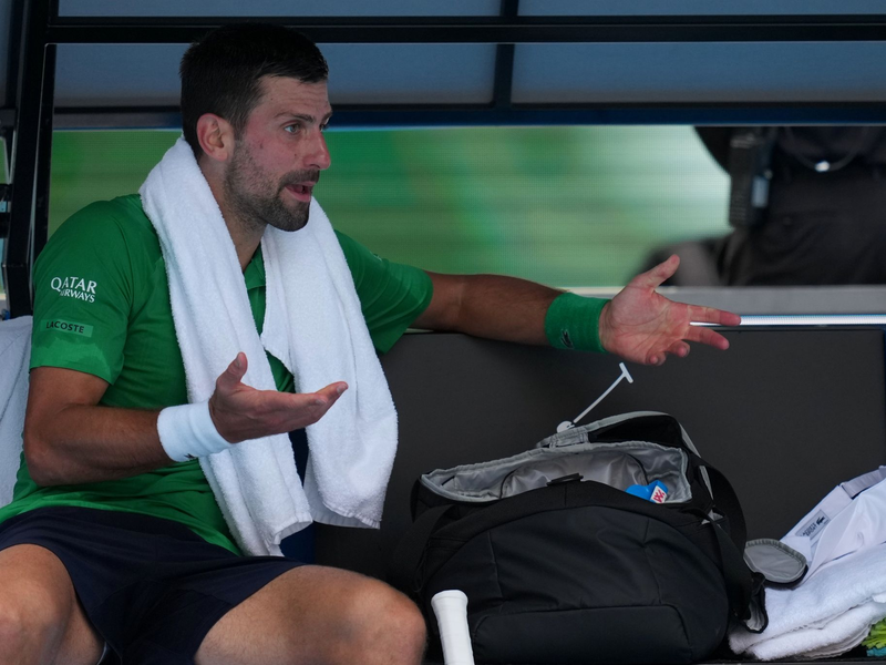 Novak Djokovic stand in Melbourne kurz vor dem Aus. - Foto: Asanka Brendon Ratnayake/AP/dpa