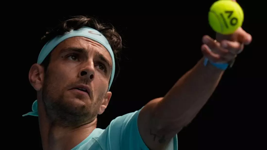 Lorenzo Musetti wurde gegen Novak Djokovic von einer Verletzung gestoppt. - Bild: Asanka Brendon Ratnayake/AP/dpa