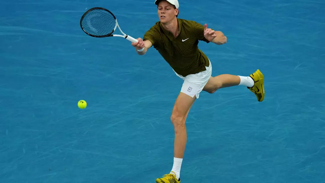 Titelverteidiger Jannik Sinner trifft im Halbfinale von Melbourne auf Novak Djokovic. - Bild: Dar Yasin/AP/dpa