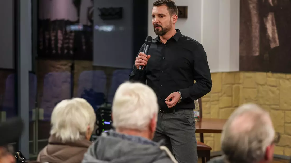 Der Rechtsanwalt Daniel Kuhlmann - hier bei einer Infoveranstaltung für Geschädigte - hat nach dem Gelsenkirchener Sparkassen-Einbruch nach eigenen Angaben erste Klagen gegen die Bank eingereicht. (Archivbild) - Bild: Christoph Reichwein/dpa
