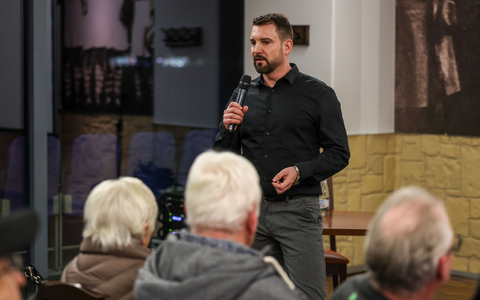 Der Rechtsanwalt Daniel Kuhlmann - hier bei einer Infoveranstaltung für Geschädigte - hat nach dem Gelsenkirchener Sparkassen-Einbruch nach eigenen Angaben erste Klagen gegen die Bank eingereicht. (Archivbild) - Foto: Christoph Reichwein/dpa