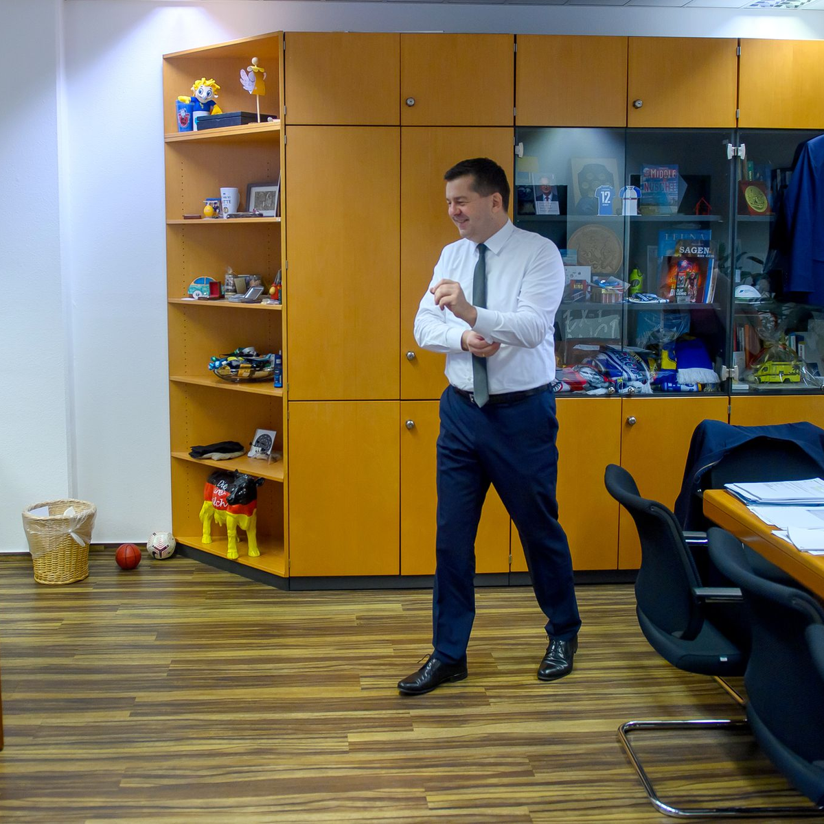 Bälle neben dem Schreibtisch: Sven Schulze (CDU). - Foto: Klaus-Dietmar Gabbert/dpa