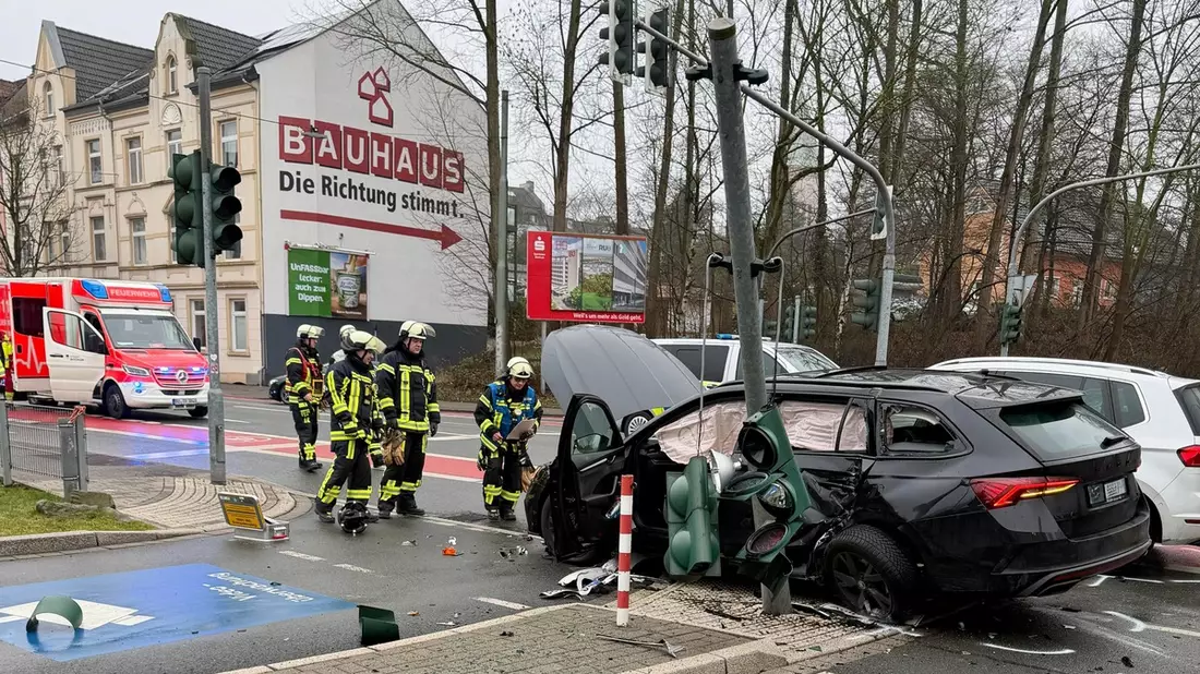 FW-BO: Verkehrsunfall auf der Herner Straße - Zwei Verletzte, Ampelmast beschädigt - Bild: presseportal.de