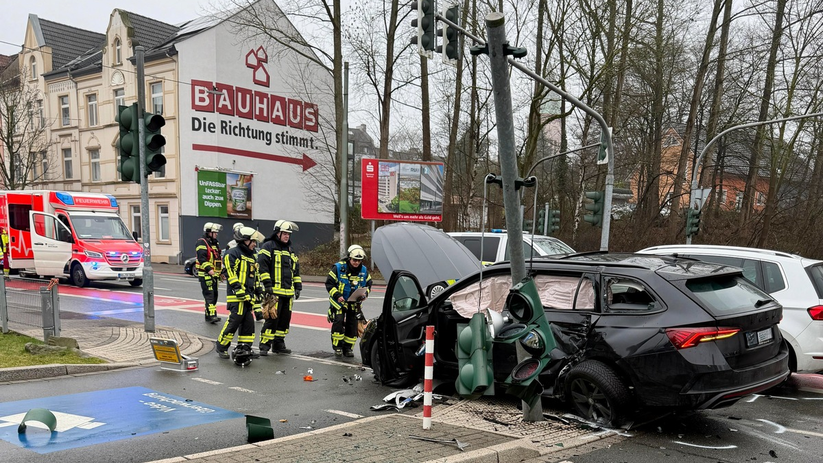 FW-BO: Verkehrsunfall auf der Herner Straße - Zwei Verletzte, Ampelmast beschädigt - Foto: presseportal.de