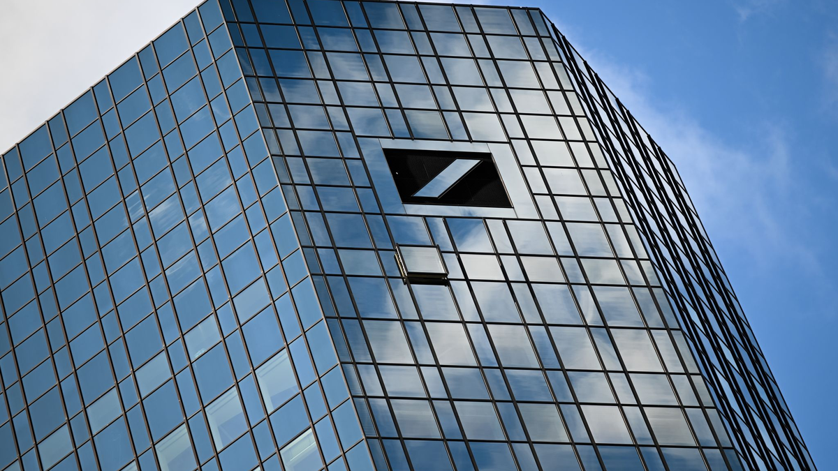 Durchsuchungen bei Deutschlands größtem Geldhaus. (Archivbild) - Foto: Arne Dedert/dpa