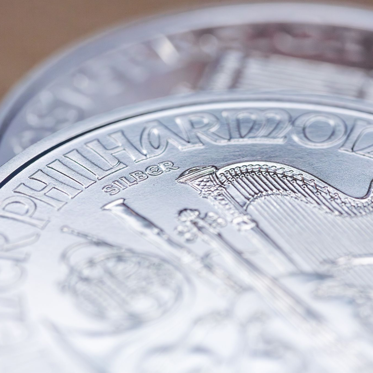Knapp und teuer: Die silbernen «Wiener Philharmoniker»-Anlagemünzen. Der Silberpreis steigt derzeit noch schneller als der Goldpreis. (Archiv)  - Foto: Fernando Gutierrez-Juarez/dpa