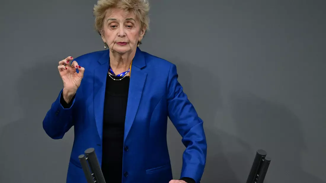 Tova Friedman redete den Deutschen ins Gewissen. - Bild: Sebastian Christoph Gollnow/dpa