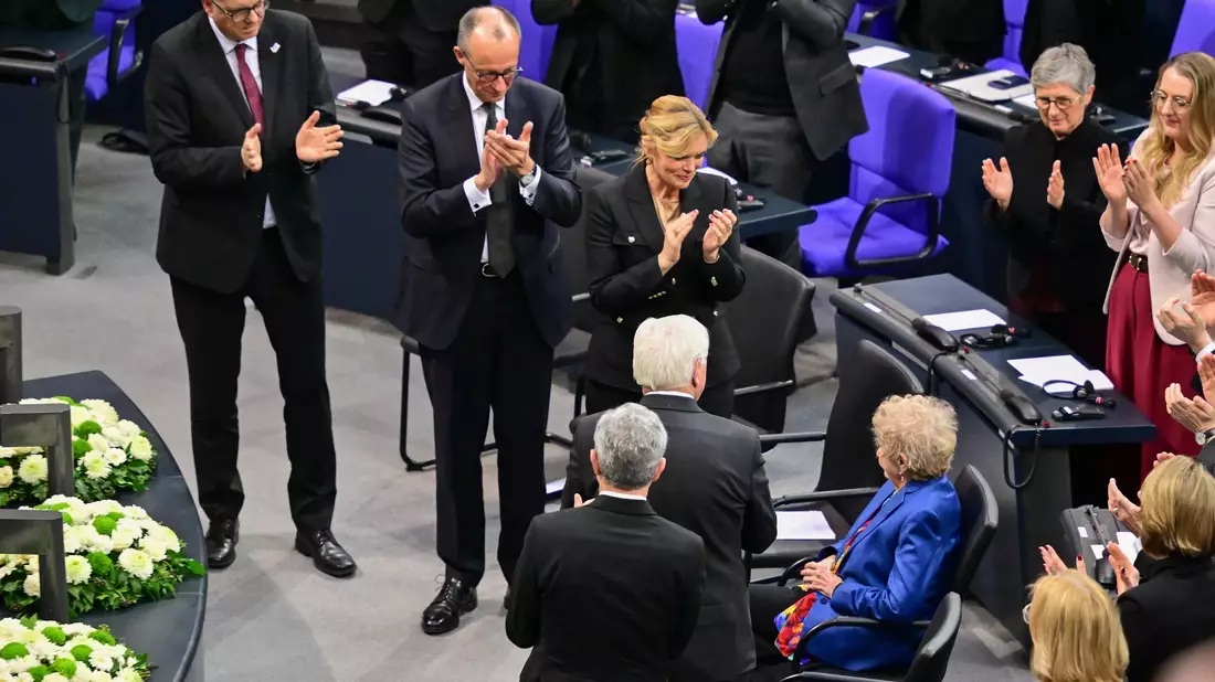 Für Tova Friedmans Rede gab es lang anhaltenden Applaus. - Bild: Sebastian Christoph Gollnow/dpa