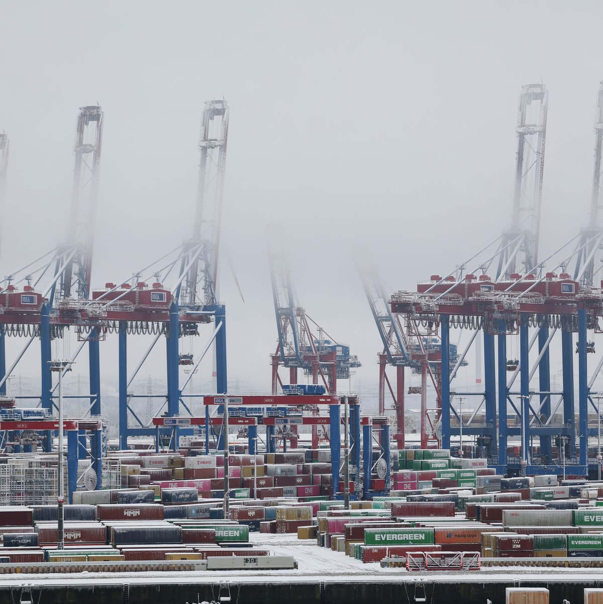 Frostige Zeiten für die deutsche Wirtschaft - Wachstumsprognose für dieses Jahr gesenkt. (Symbolbild) - Foto: Christian Charisius/dpa