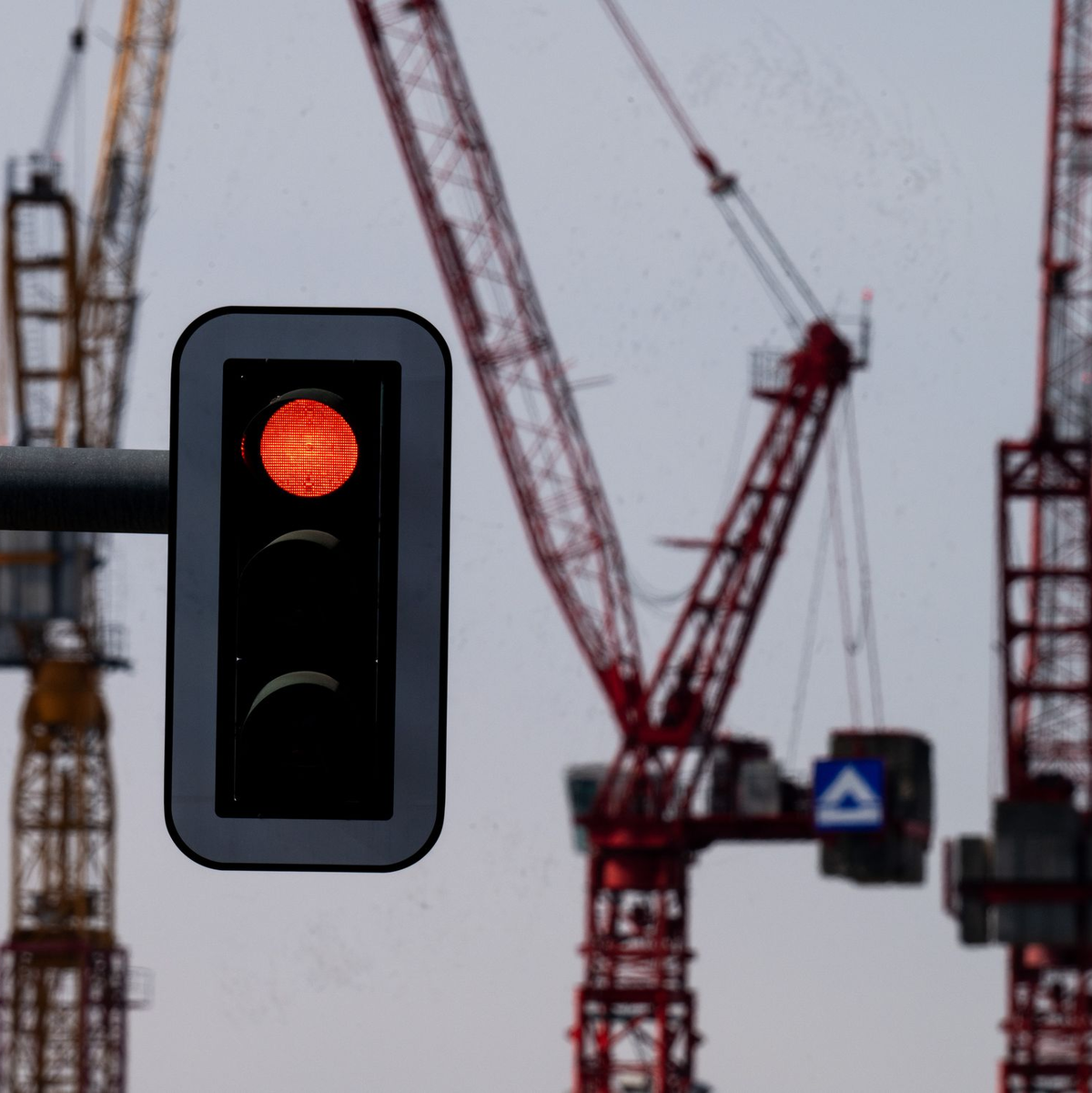 Es sieht wieder etwas schlechter aus. Die Bundesregierung senkt die Wachstumsprognose für dieses Jahr. (Symbolbild)  - Foto: Soeren Stache/dpa