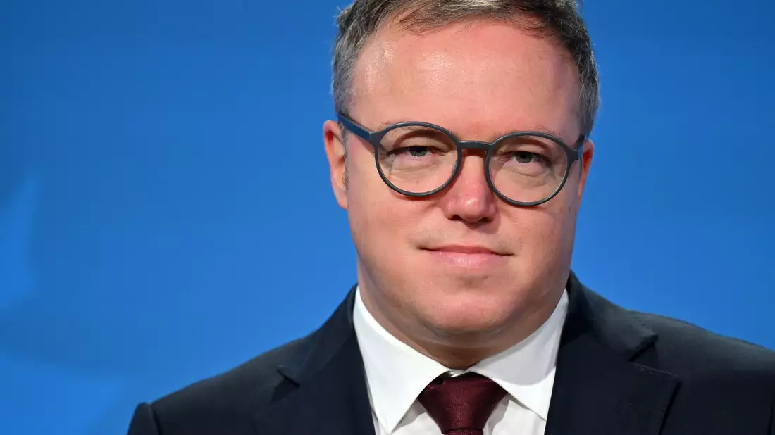 Thüringens Ministerpräsident Mario Voigt (CDU) soll seinen Doktortitel verlieren. Er will dagegen rechtlich vorgehen. (Archivbild) - Bild: Martin Schutt/dpa