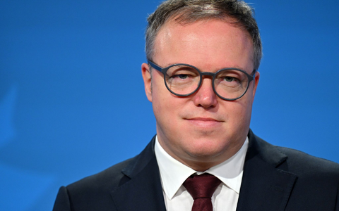 Thüringens Ministerpräsident Mario Voigt (CDU) soll seinen Doktortitel verlieren. Er will dagegen rechtlich vorgehen. (Archivbild) - Foto: Martin Schutt/dpa