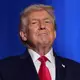 Laut US-Präsident Trump segelt eine «Armada» Richtung Iran.  - Bild: Mark Schiefelbein/AP/dpa