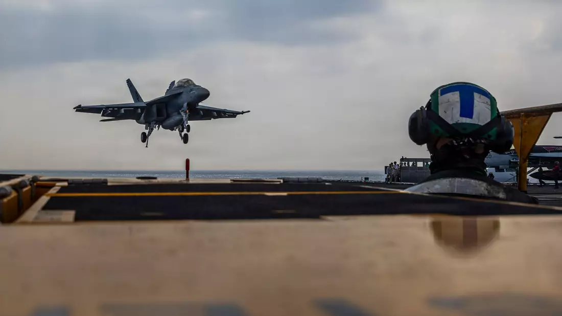Nach US-Angaben ist der Flugzeugträger «USS Abraham Lincoln» im Nahen Osten angekommen. (Archivbild)  - Bild: Seaman Daniel Kimmelman/US Navy/AP/dpa
