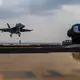 Nach US-Angaben ist der Flugzeugträger «USS Abraham Lincoln» im Nahen Osten angekommen. (Archivbild)  - Bild: Seaman Daniel Kimmelman/US Navy/AP/dpa