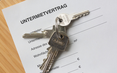 Der BGH hat sich mit der Frage befasst, ob ein Vermieter einen Wohnraummietvertrag kündigen darf, wenn der Mieter die Wohnung gewinnbringend untervermietet. (Symbolbild) - Foto: Fernando Gutierrez-Juarez/dpa