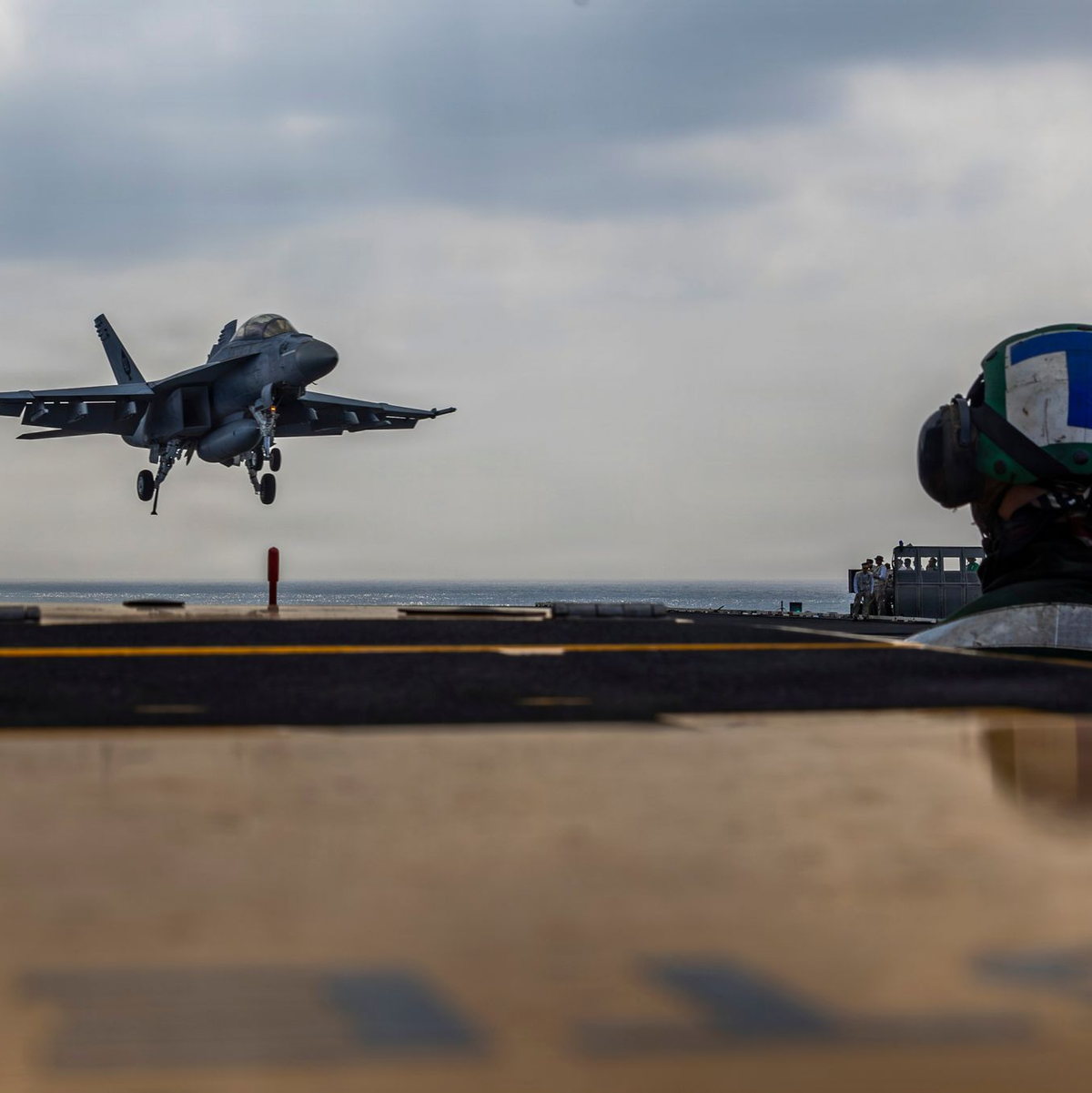 Nach US-Angaben ist der Flugzeugträger «USS Abraham Lincoln» im Nahen Osten angekommen. (Archivbild)  - Foto: Seaman Daniel Kimmelman/US Navy/AP/dpa