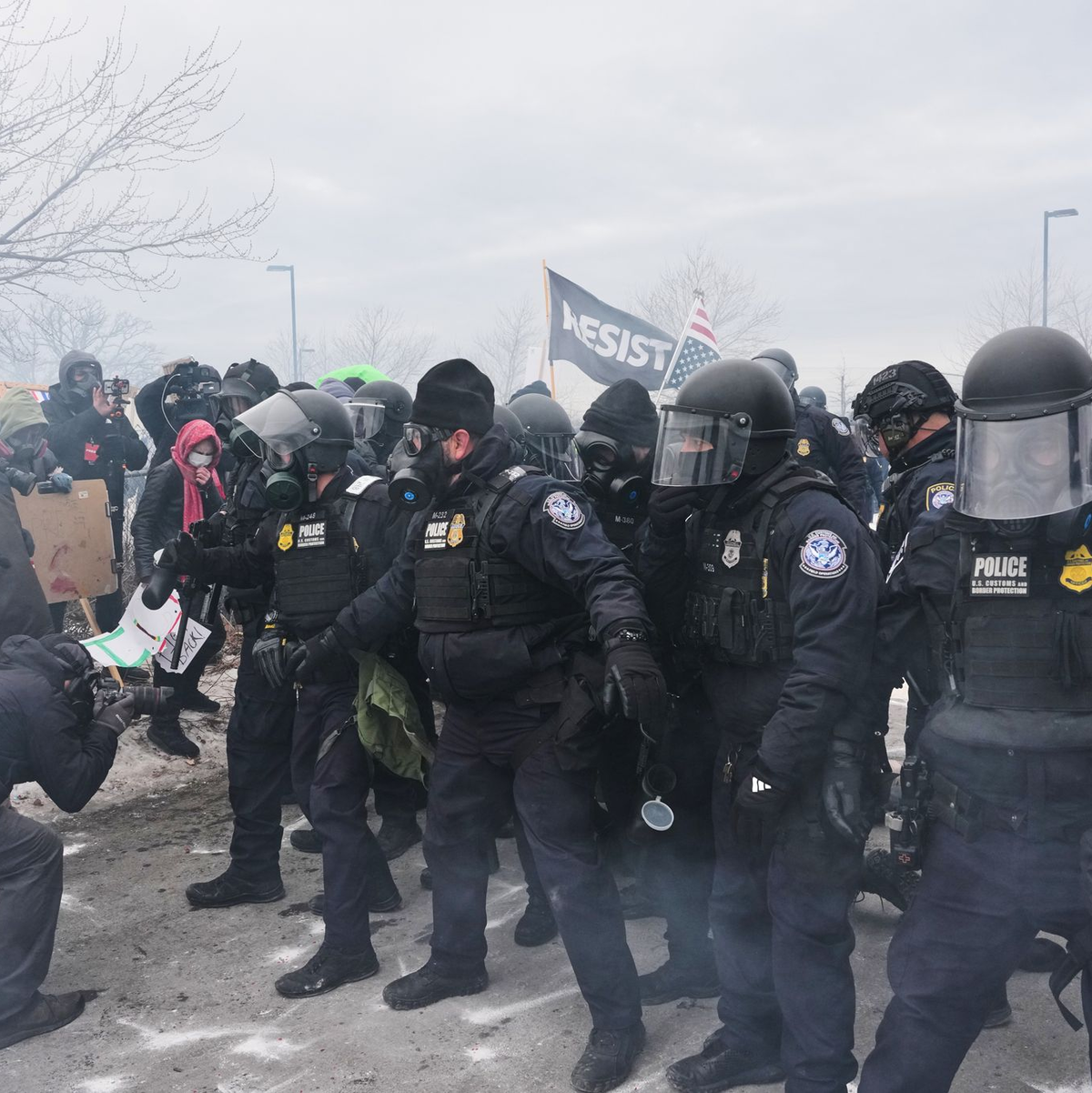 Bundesbeamte der Einwanderungsbehörde ICE sind hier bei einer Demonstration in Minneapolis zu sehen. - Foto: Adam Gray/AP/dpa