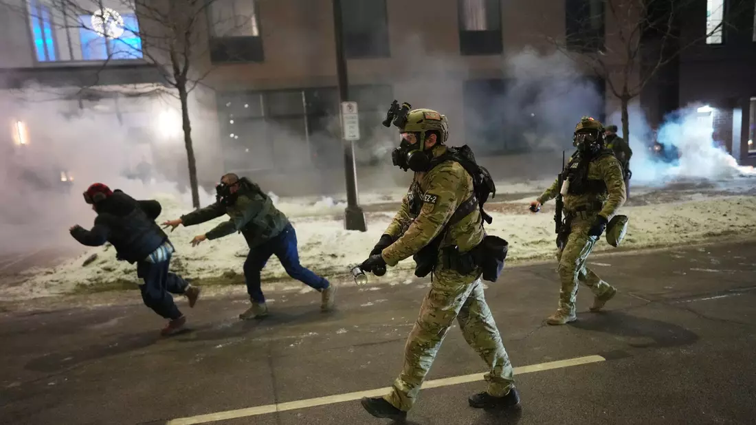 ICE-Beamte setzen auch Tränengas ein. - Bild: Adam Gray/AP/dpa