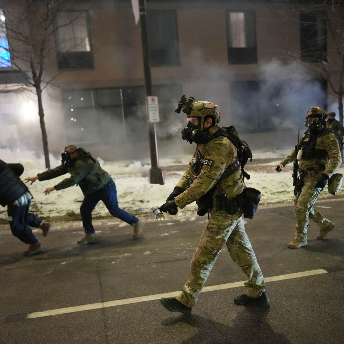ICE-Beamte setzen auch Tränengas ein. - Foto: Adam Gray/AP/dpa